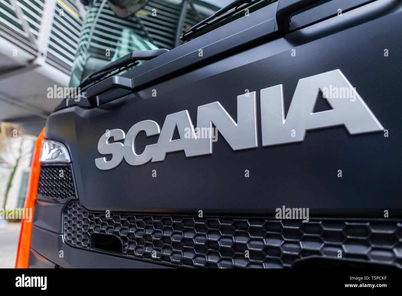 München / Deutschland - April 14, 2019: Scania Filiale auf einem Scania Truck. Scania AB ist ein schwedischer Hersteller von Nutzfahrzeugen - speziell ER Stockfoto