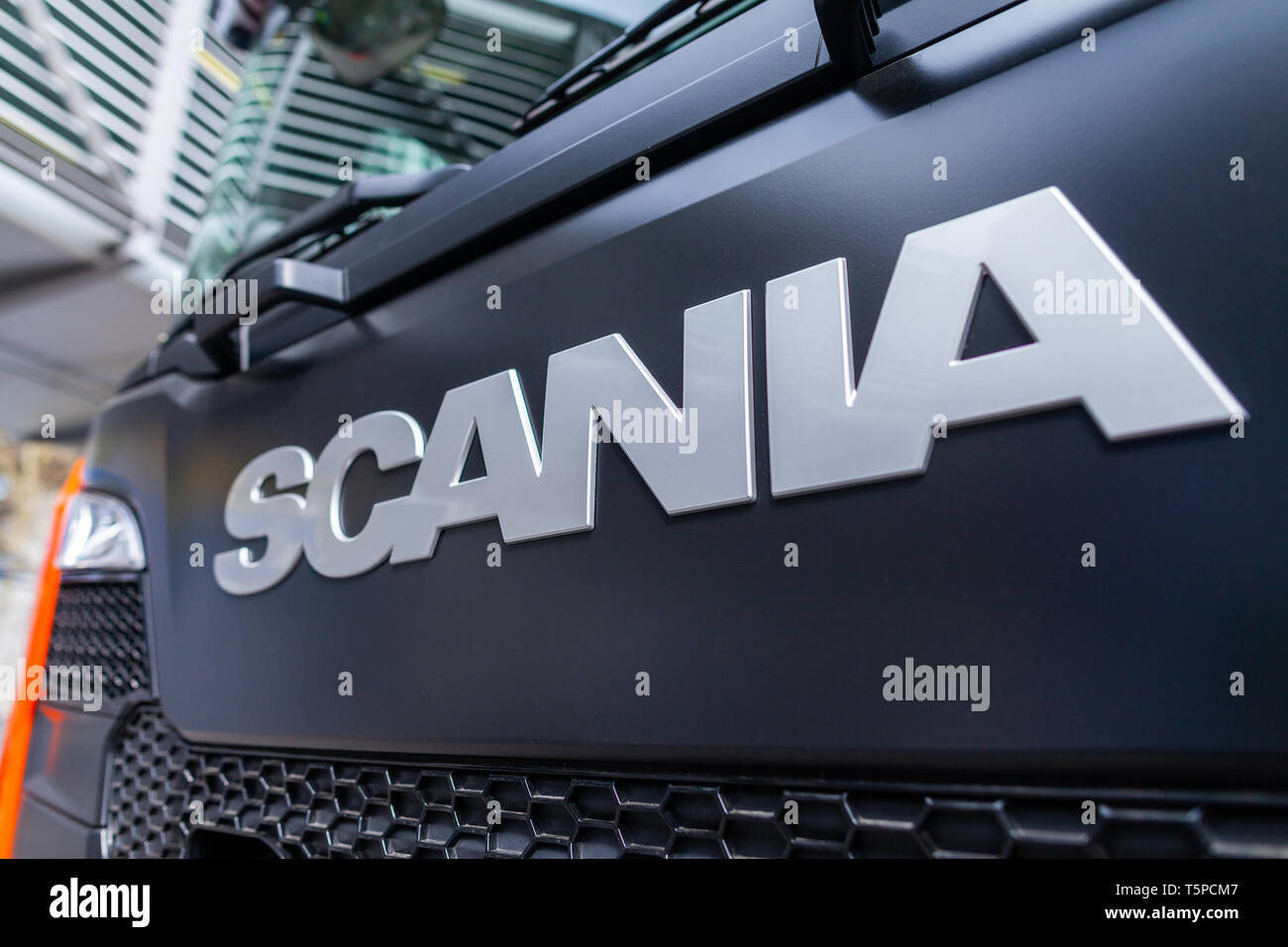 München / Deutschland - April 14, 2019: Scania Filiale auf einem Scania Truck. Scania AB ist ein schwedischer Hersteller von Nutzfahrzeugen - speziell ER Stockfoto