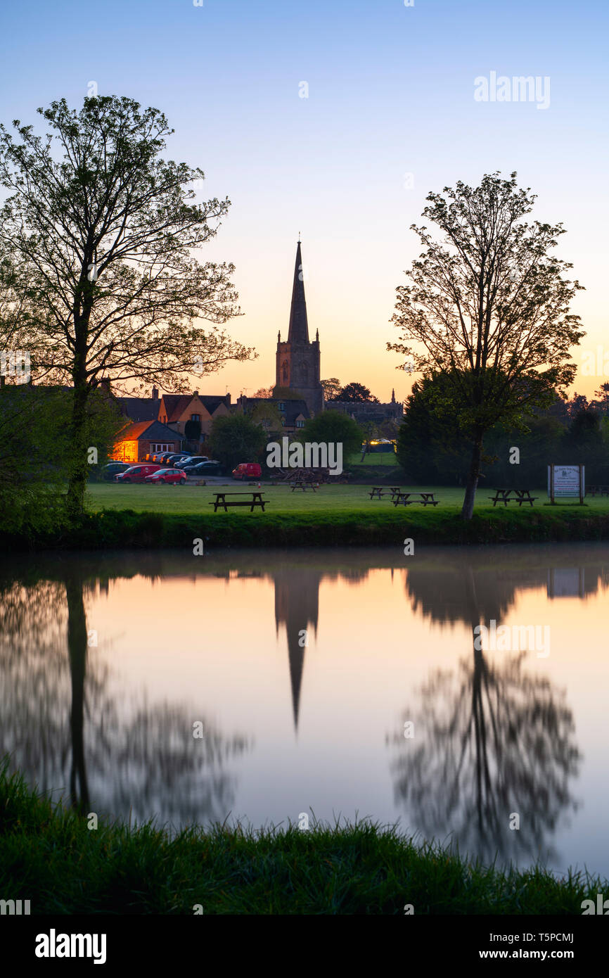 Der hl. Laurentius Kirche und Reflexion in der Themse bei Sonnenaufgang im Frühling. Lechlade an der Themse, Cotswolds, Gloucestershire, England Stockfoto