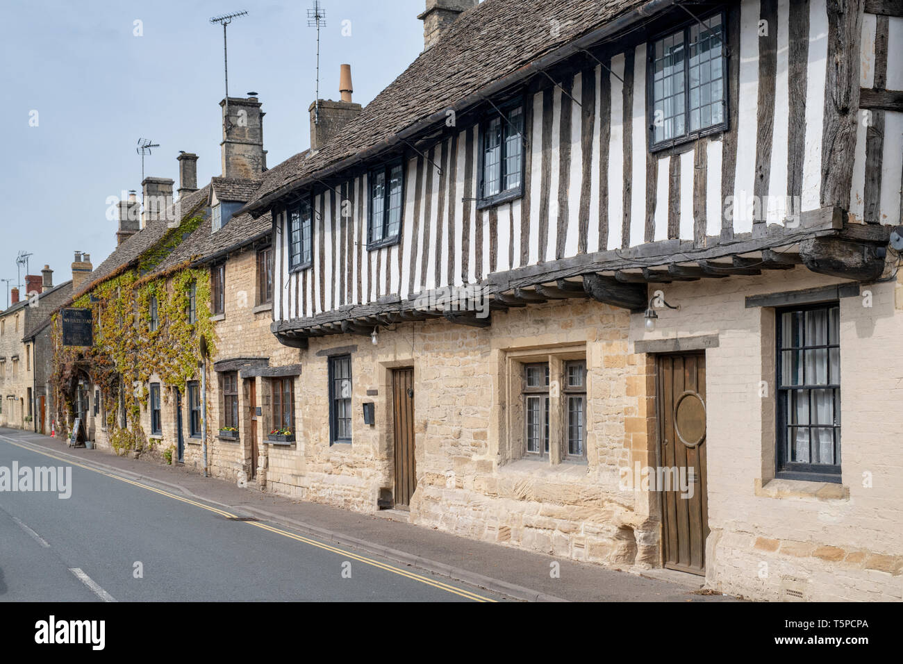 Kings Head House und The Wheatsheaf Inn. Northleach, Gloucestershire, Cotswolds, England Stockfoto