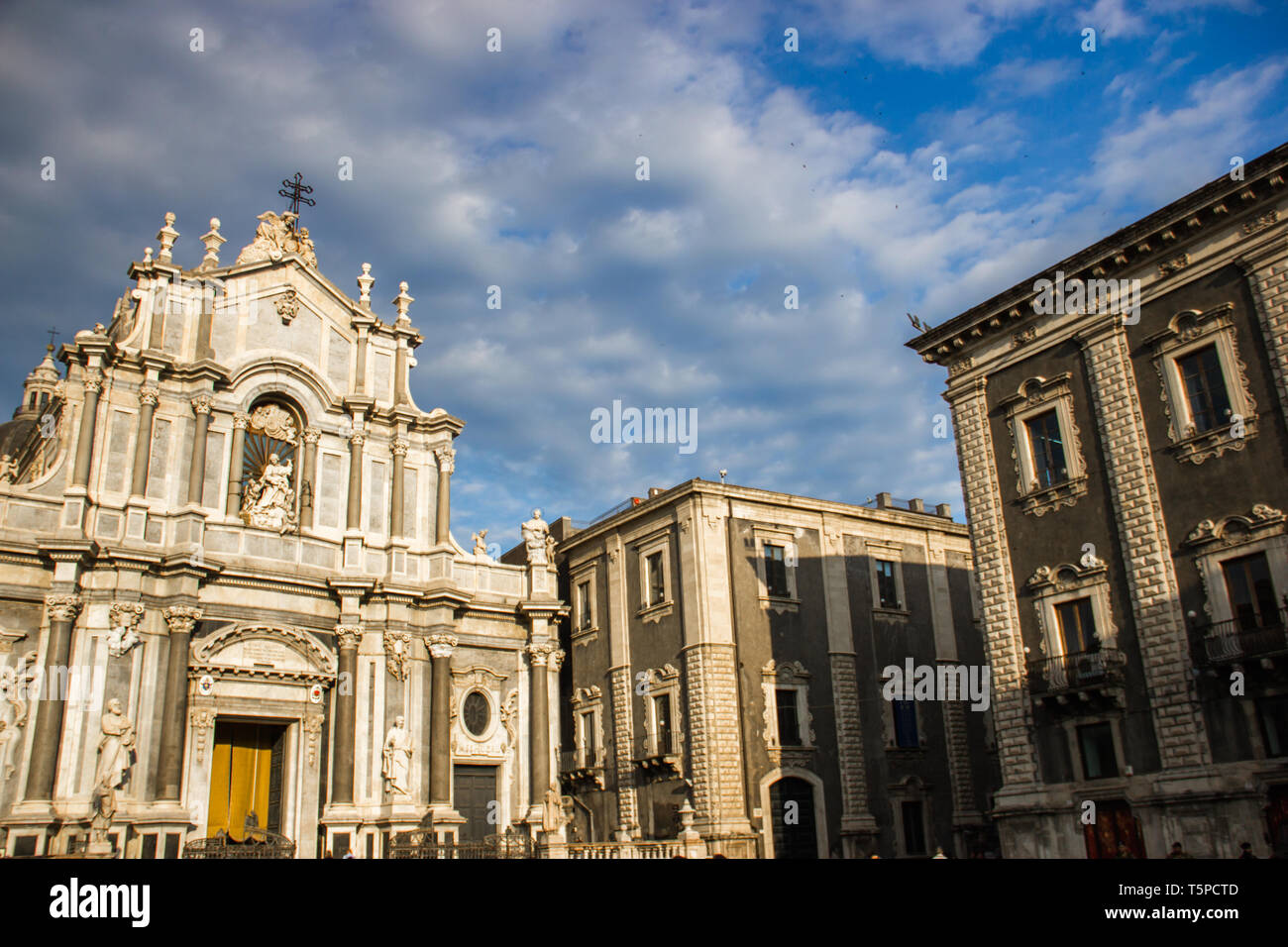 Die Kathedrale von Catania Frontansicht mit barocken Architektur Gebäude an der Seite Stockfoto