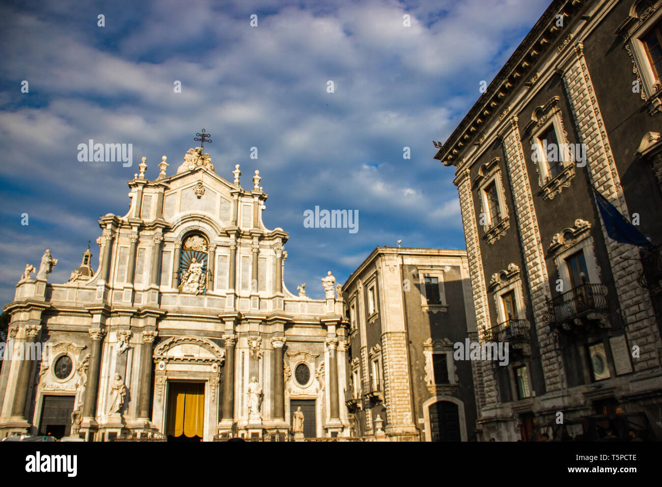Die Kathedrale von Catania Fassade mit barocker Architektur, Statuen und Gebäude an der Seite Stockfoto