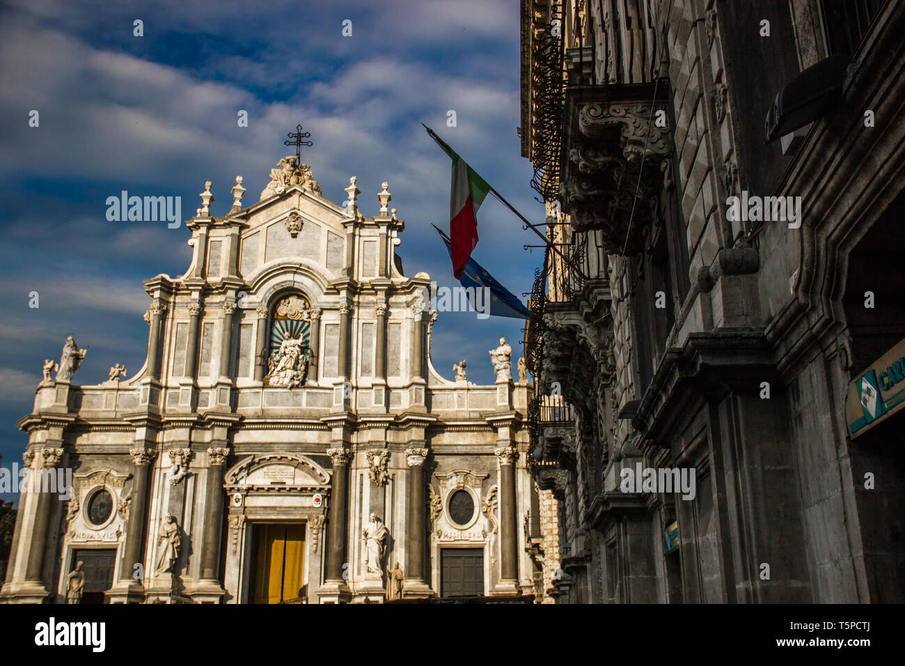 Die Kathedrale von Catania Frontansicht mit barocken Architektur Gebäude und Kuppel Stockfoto