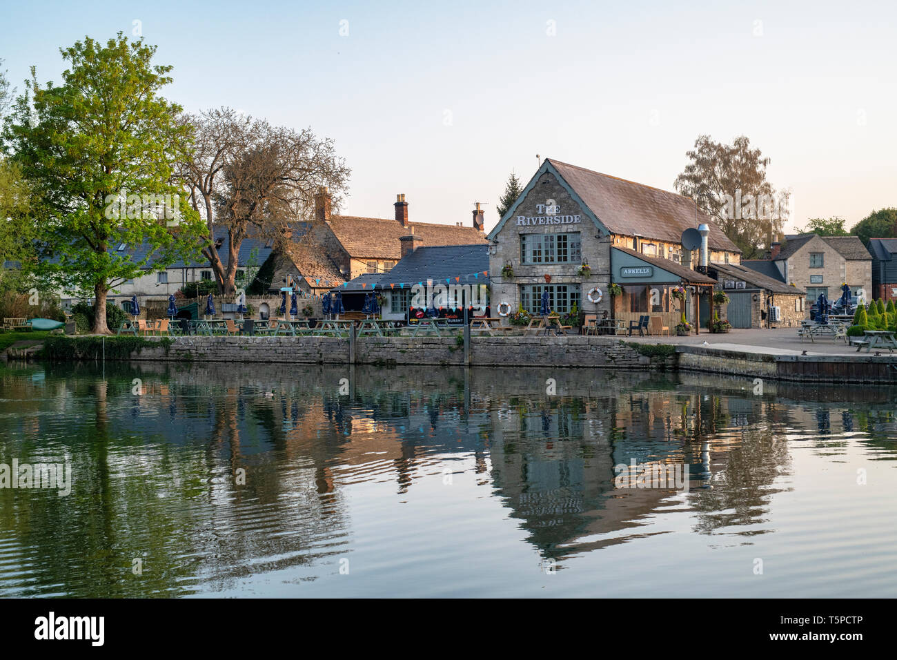 Das Riverside Pub auf einen frühen Frühling Morgen in Lechlade an der Themse, Cotswolds, Gloucestershire, England Stockfoto