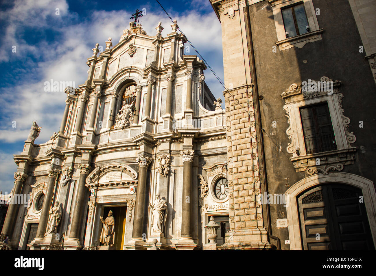 Die Kathedrale von Catania Fassade und barocke Architektur Gebäude in der Nähe von Stockfoto