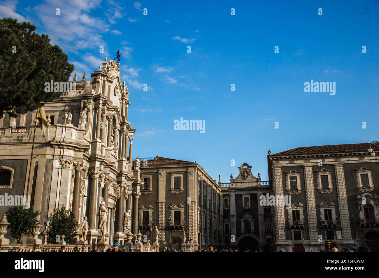 Catania Domplatz, Seitenansicht Kirche und barocken Architektur Gebäude Stockfoto
