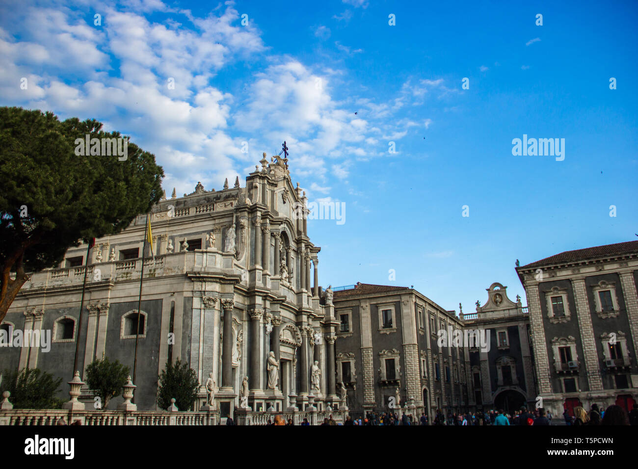 Catania Domplatz, fernen Seitenansicht Kirche und barocken Architektur Gebäude Stockfoto
