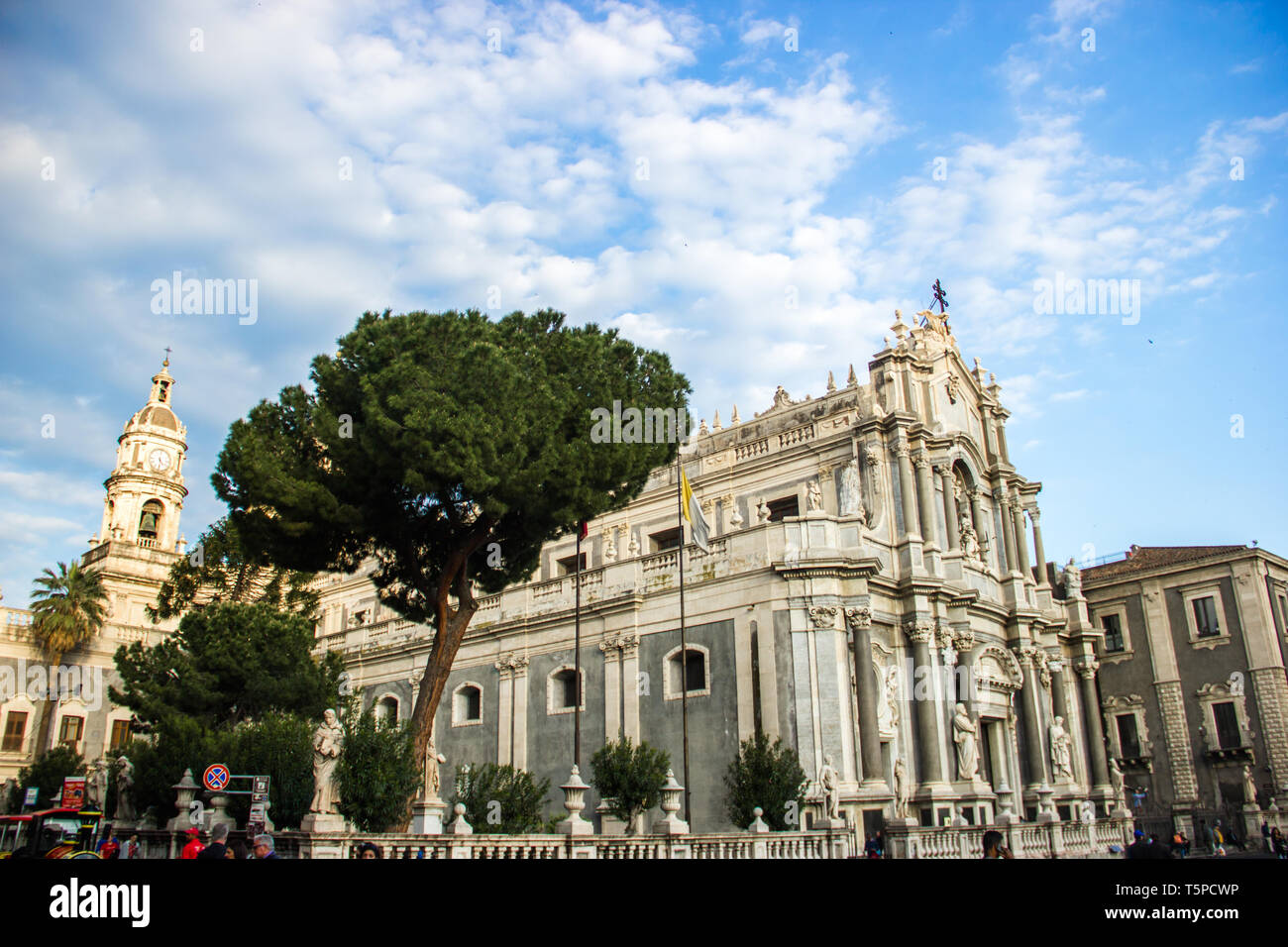 Die Kathedrale von Catania, Kirche Seitenansicht und Dom, die barocke Architektur Gebäude Stockfoto
