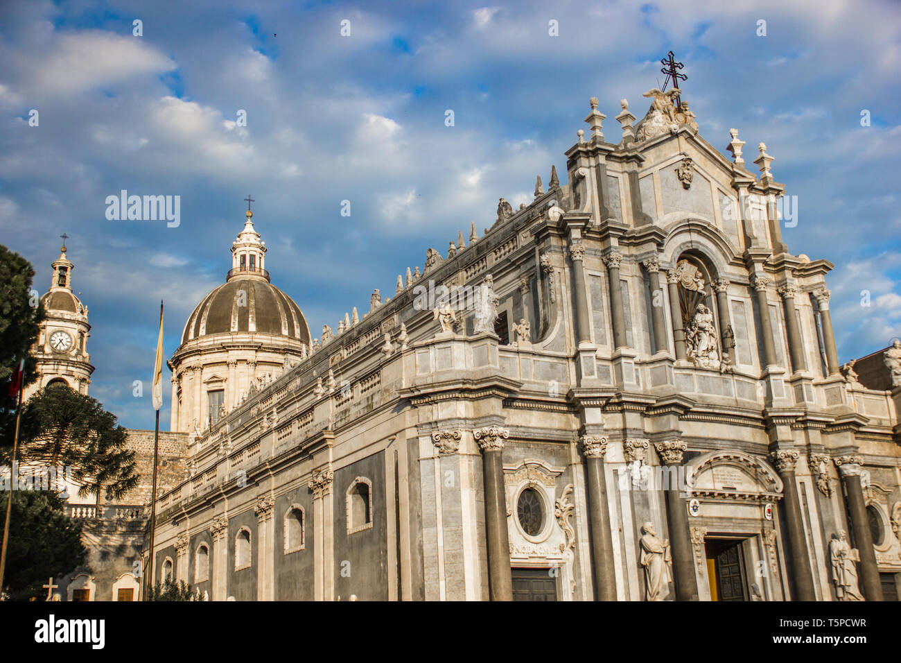 Die Kathedrale von Catania Fassade, barocke Kirche Seitenansicht, der Architektur und dem Glockenturm Stockfoto