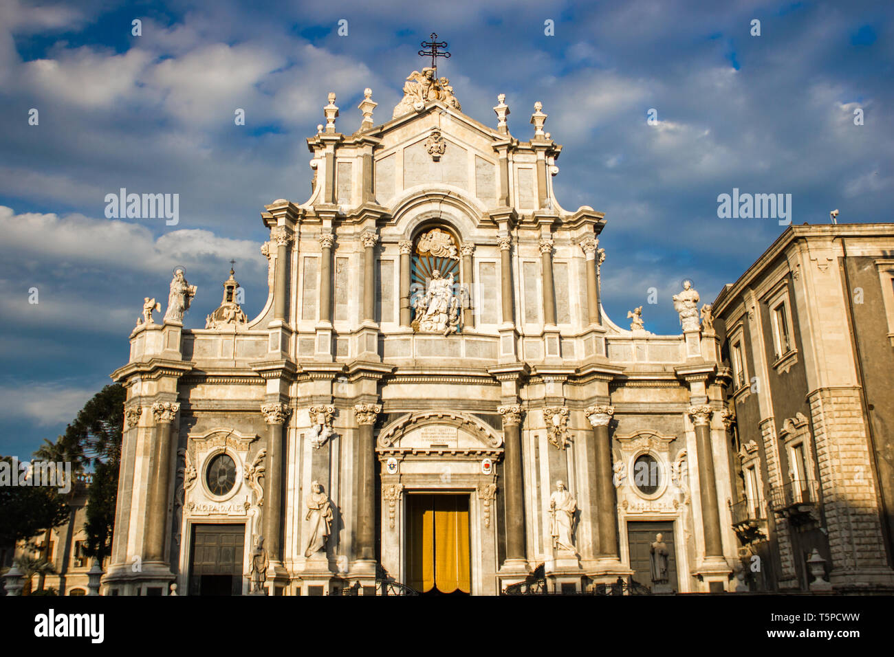 Die Kathedrale von Catania Fassade, barocke Kirche Vorderansicht und Architektur mit Statuen Stockfoto