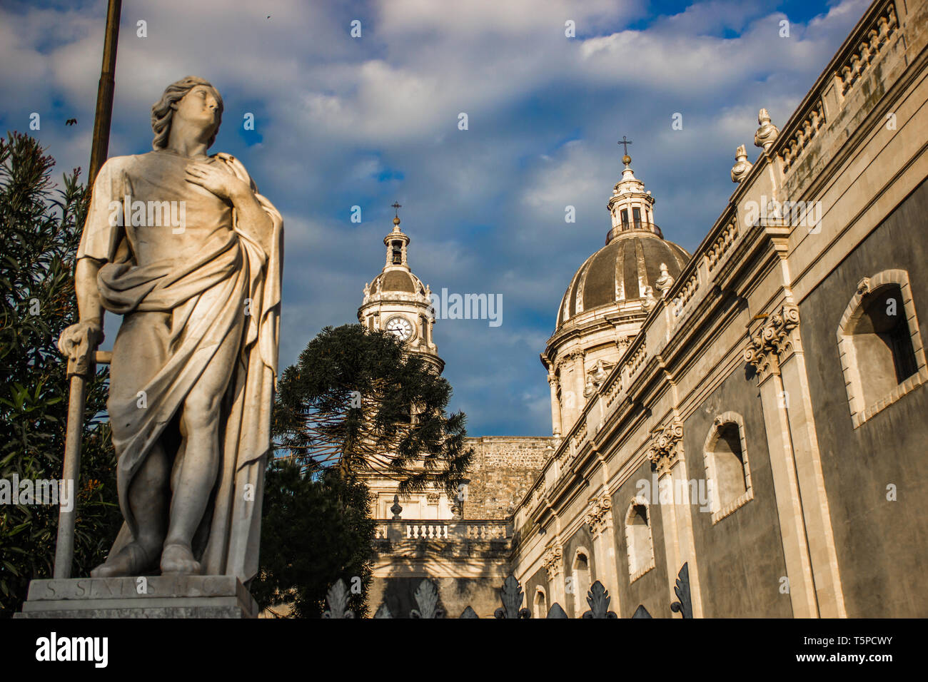 Die Kathedrale von Catania detail, barocke Architektur von der Seite der Kirche mit Statue und Kuppel Stockfoto