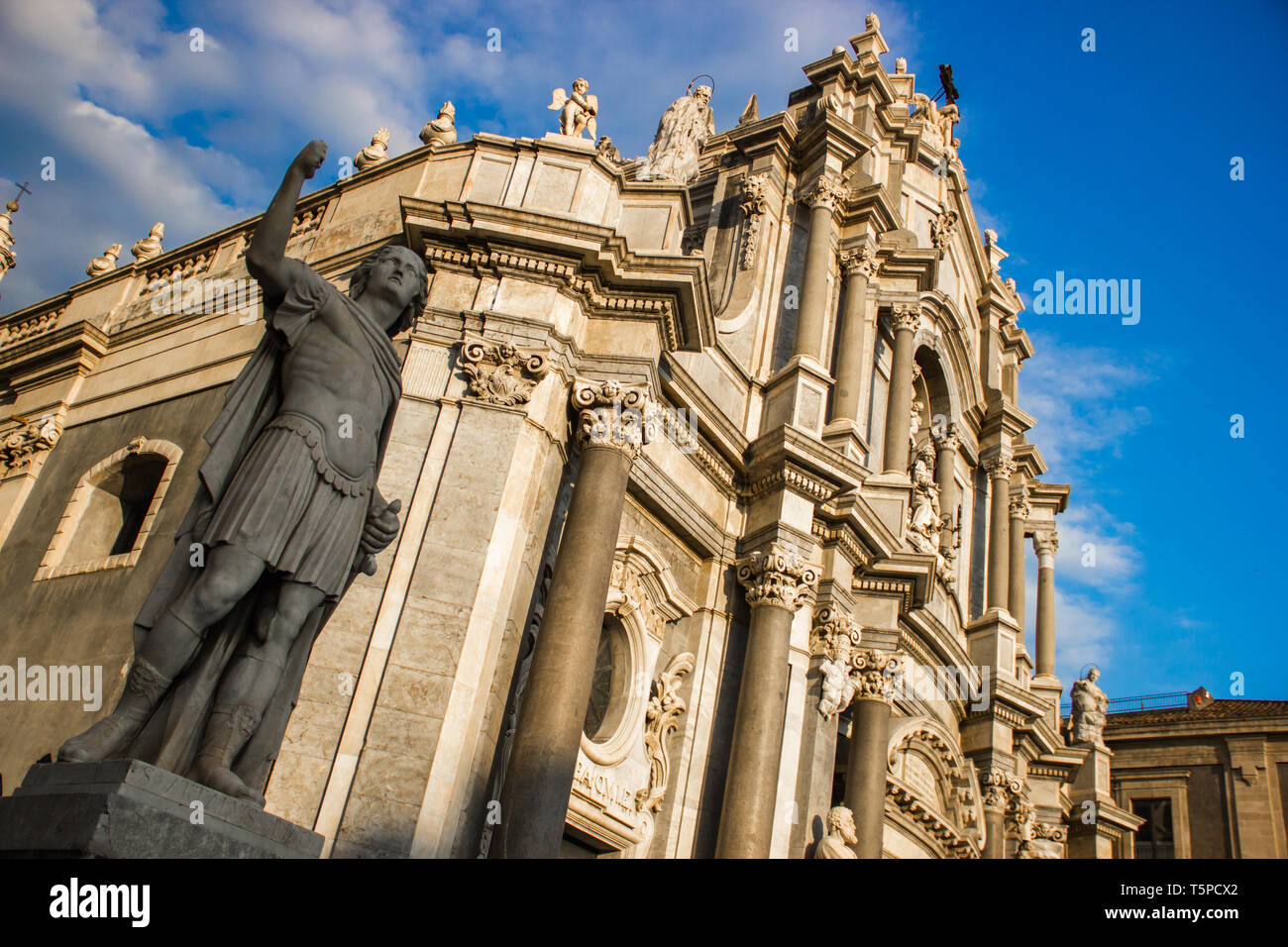 Die Kathedrale von Catania, barocke Statue und Fassade Stockfoto