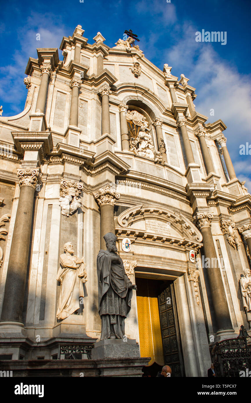 Die Kathedrale von Catania Fassade, die barocke Architektur und die Statue in der Nähe Blick von unten Stockfoto