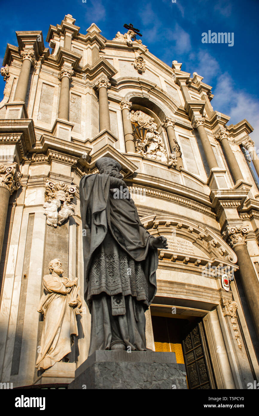 Die Kathedrale von Catania Fassade, barocke Architektur und Statue, vertikaler Nahaufnahme Stockfoto