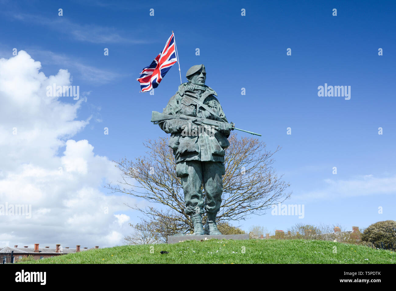 Bronze Royal Marine' Yomper' Memorial Statue außerhalb des inzwischen geschlossenen Royal Marines Museum, Fareham, Hampshire, Großbritannien Stockfoto