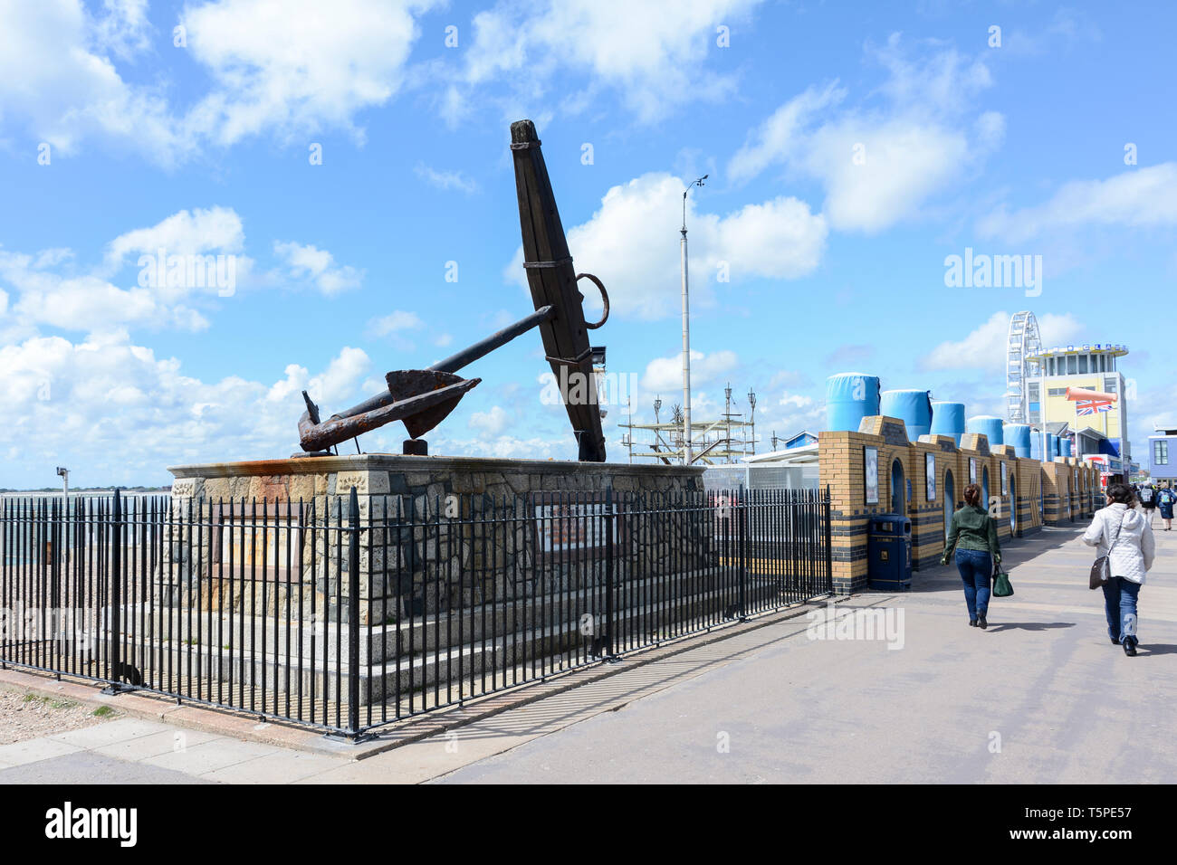 England erwartet, dass jedermann seine Pflicht - der HMS Victory Anker Denkmal für die Schlacht von Trafalgar, Portsmouth, Hampshire, England, UK Zu Tun Stockfoto