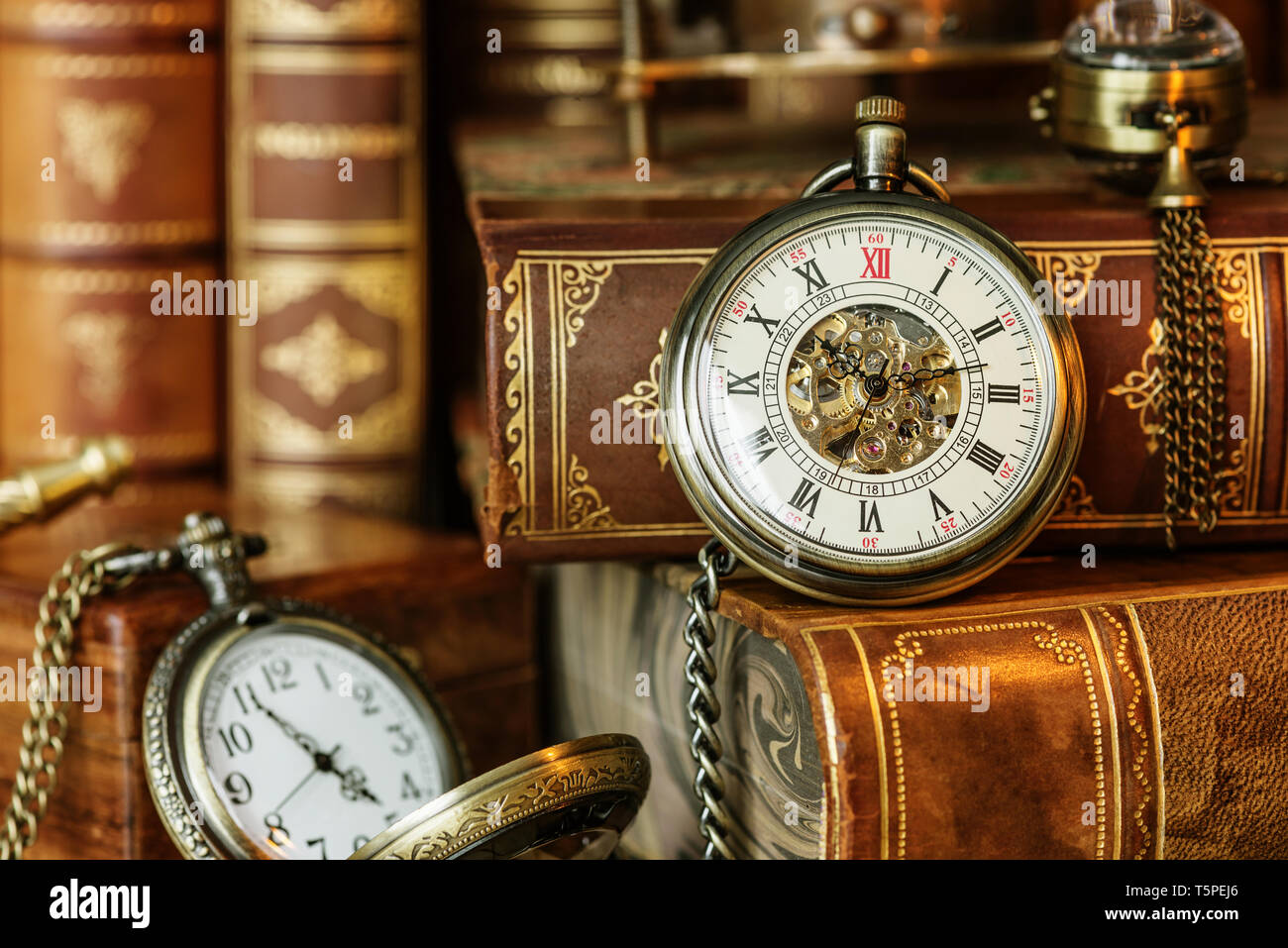 Vintage Pocket Watch auf dem Hintergrund der antike Bücher. Allegorie der Zeit Stockfoto