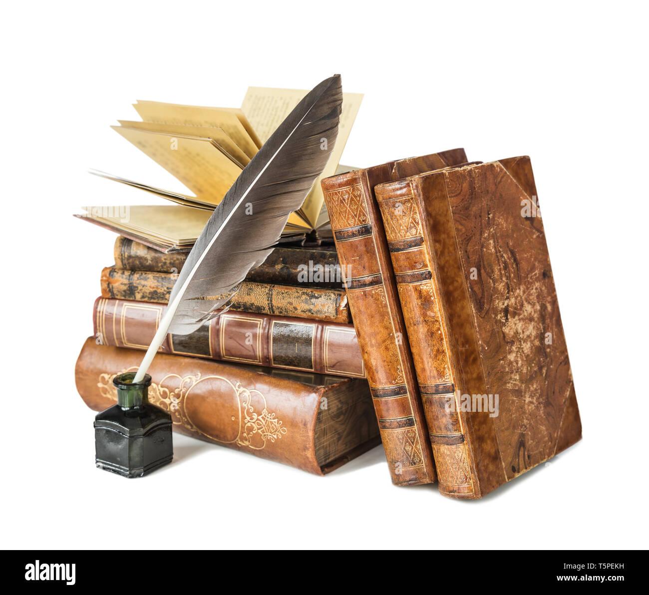 Stapel der alten Bücher und eine Feder in das Tintenfass auf weißem Hintergrund Stockfoto