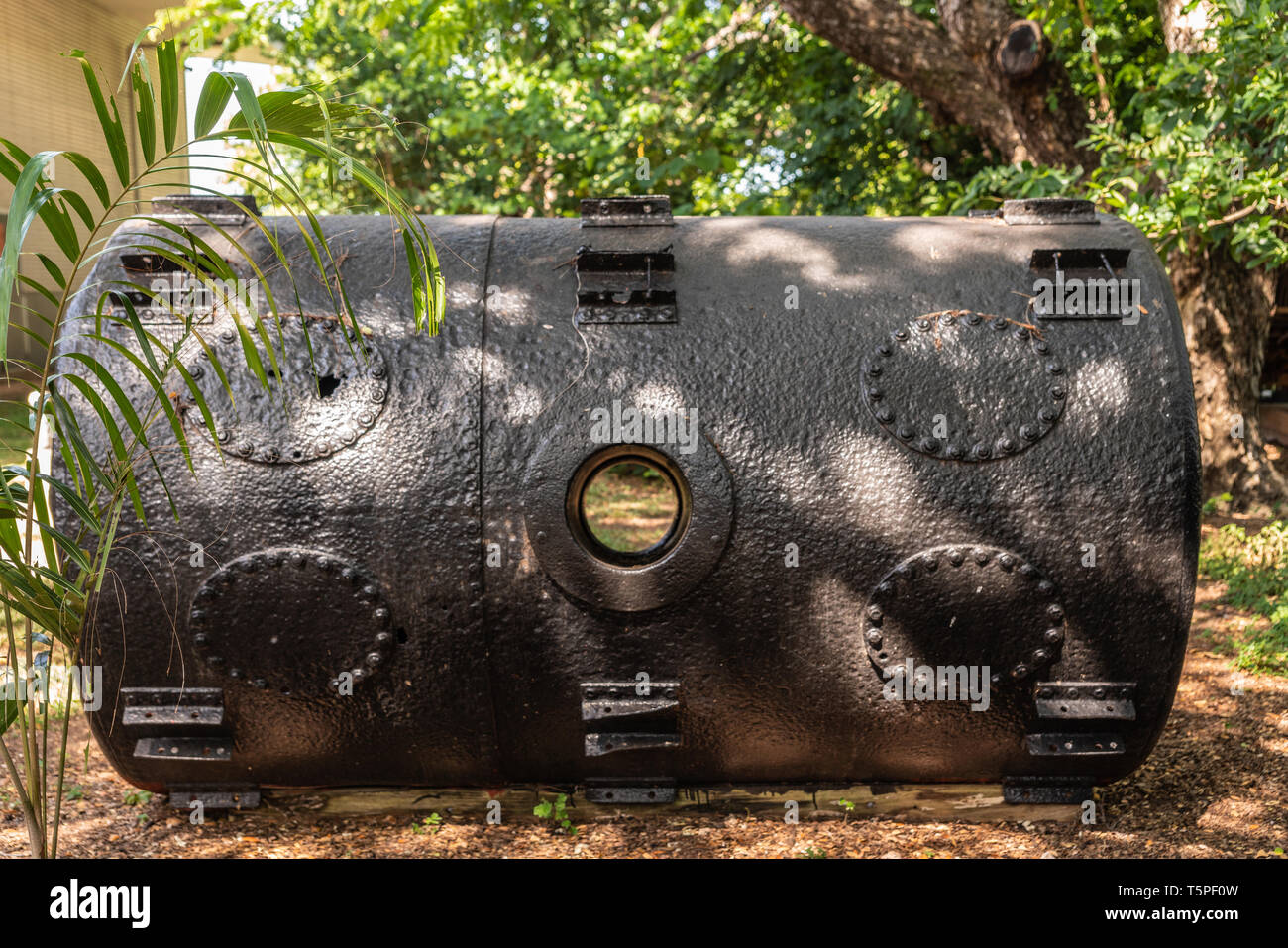 Darwin Australien - Februar 22, 2019: Military Museum. Single Dark heavy metal hohlen Boom net floatation Kammer u-Boote zu verhindern Darwi eingeben Stockfoto