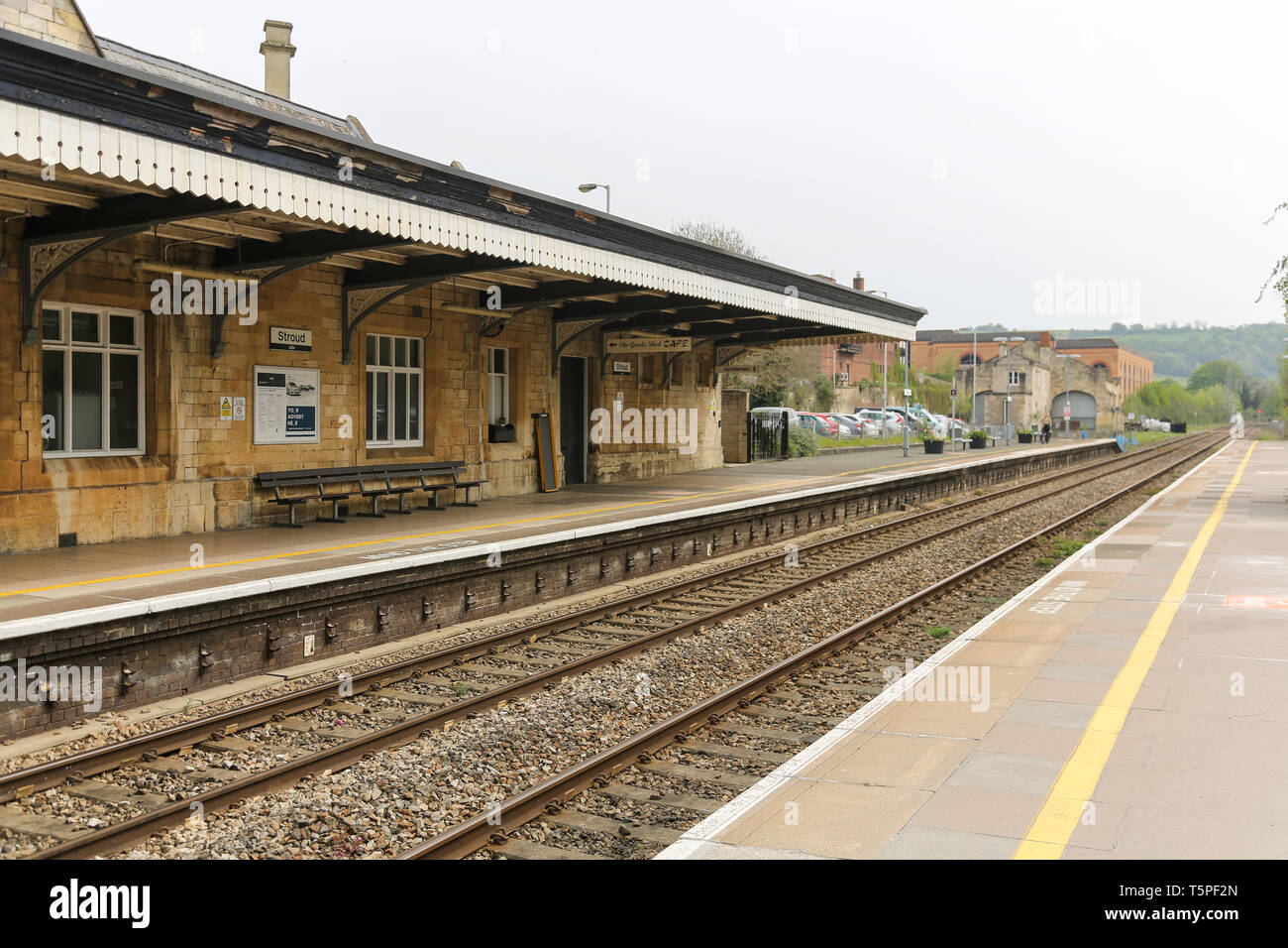 STROUD, ENGLAND - April 23, 2019: leere Plattformen an der Great Western Railway Station in der Stadt Stroud, Cotswolds. Stockfoto