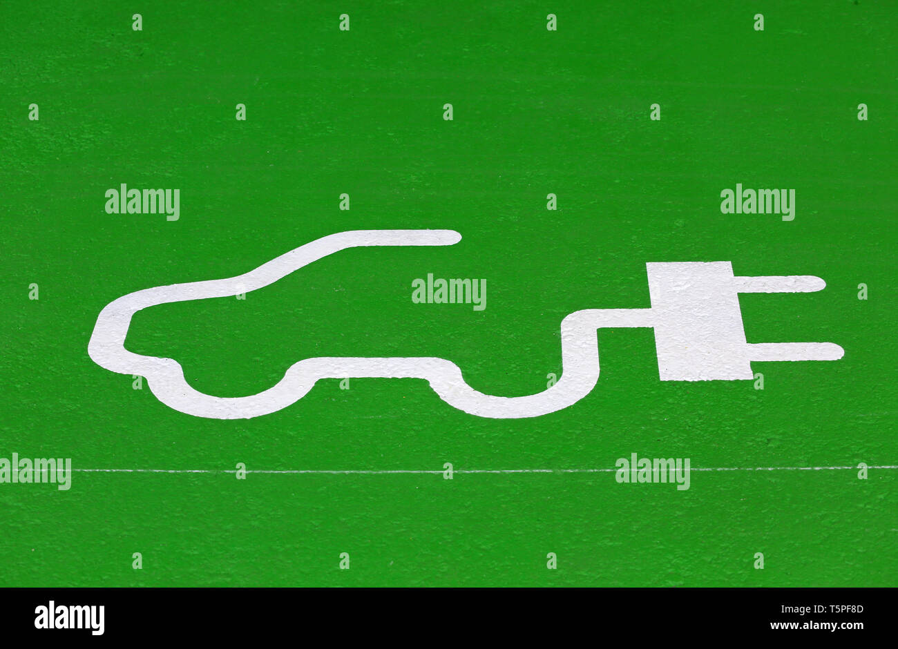 E-auto Symbol auf grünem Beton Stockfoto