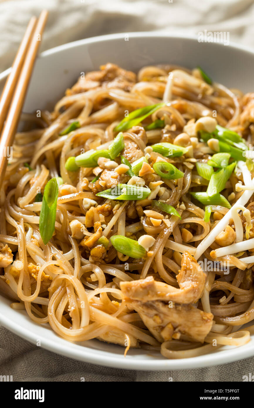 Hausgemachte Huhn Pad Thai mit Sojasprossen und Erdnüsse Stockfoto