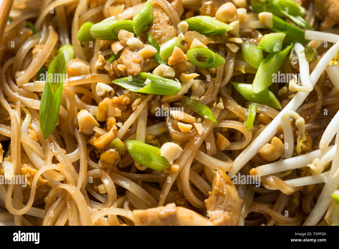 Hausgemachte Huhn Pad Thai mit Sojasprossen und Erdnüsse Stockfoto