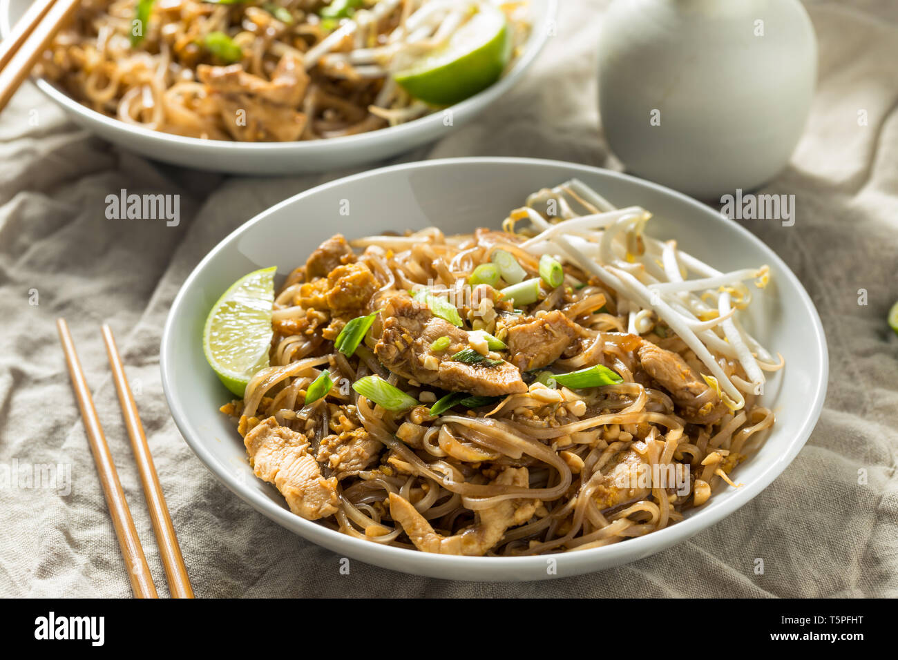 Hausgemachte Huhn Pad Thai mit Sojasprossen und Erdnüsse Stockfoto