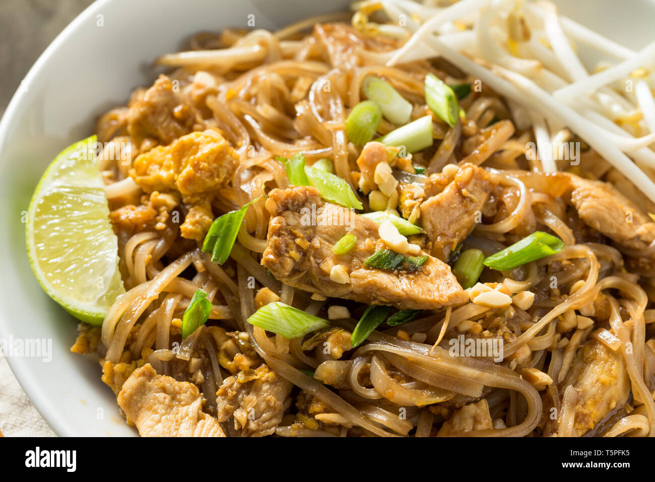 Hausgemachte Huhn Pad Thai mit Sojasprossen und Erdnüsse Stockfoto