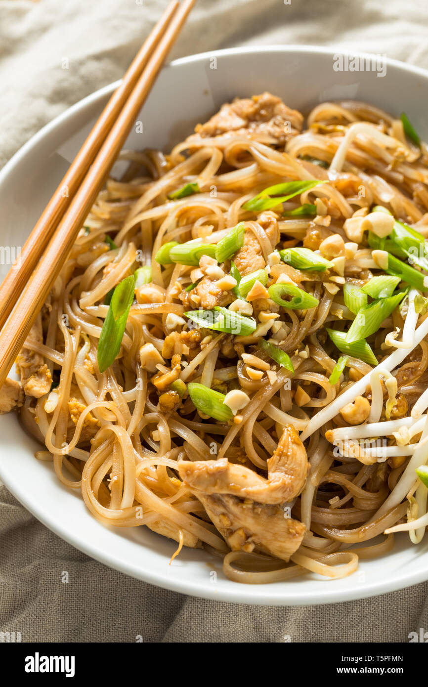 Hausgemachte Huhn Pad Thai mit Sojasprossen und Erdnüsse Stockfoto