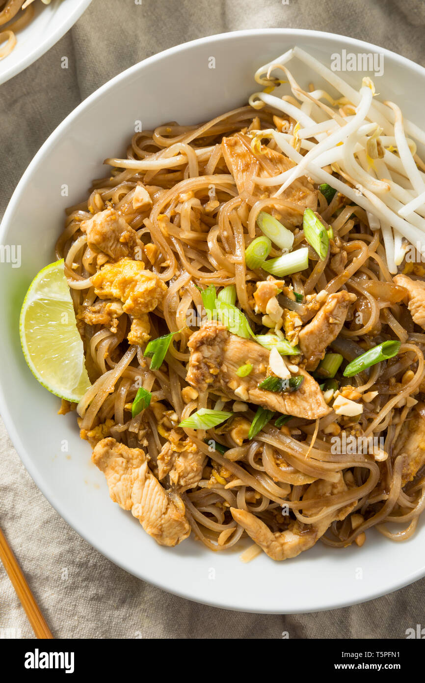 Hausgemachte Huhn Pad Thai mit Sojasprossen und Erdnüsse Stockfoto