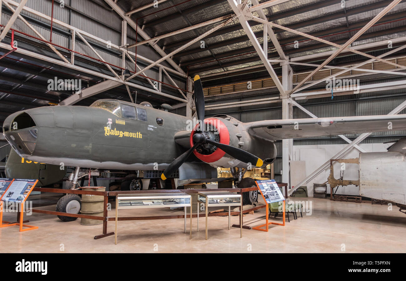 Darwin Australien - Februar 22, 2019: Australian Aviation Heritage Centre. Cockpit, der Motor und der linke Flügel der North American B-25 Mitchell im Hangar. Roo Stockfoto