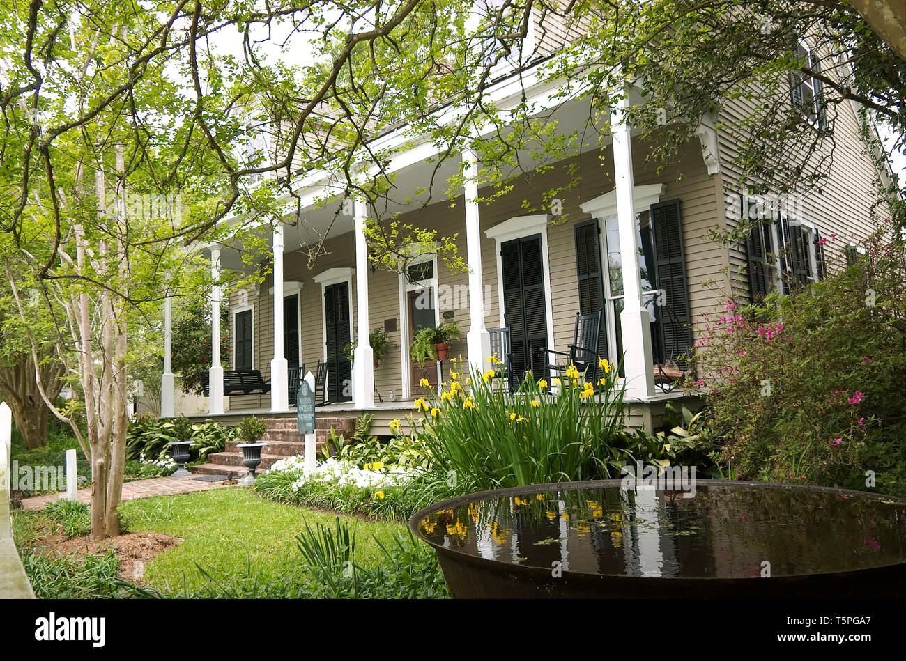 St Francisville, Louisiana, USA - 2019: Blick auf ein Haus in der Nähe der Downtown, im typischen Stil der Stadt. Stockfoto