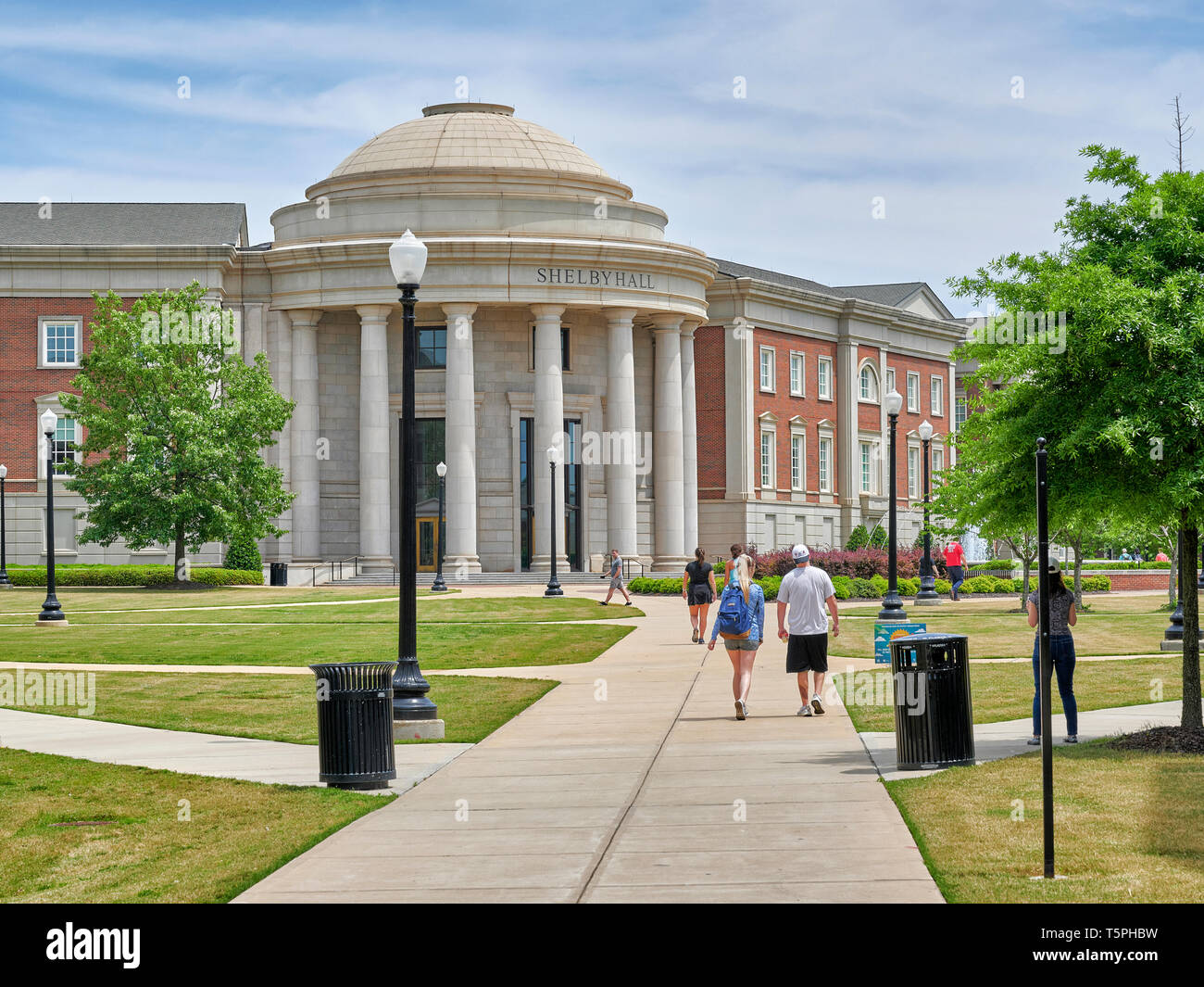 Studenten auf dem Campus, gehen und sprechen vor Shelby Hall an der Universität von Alabama, Tuscaloosa, AL, USA. Stockfoto