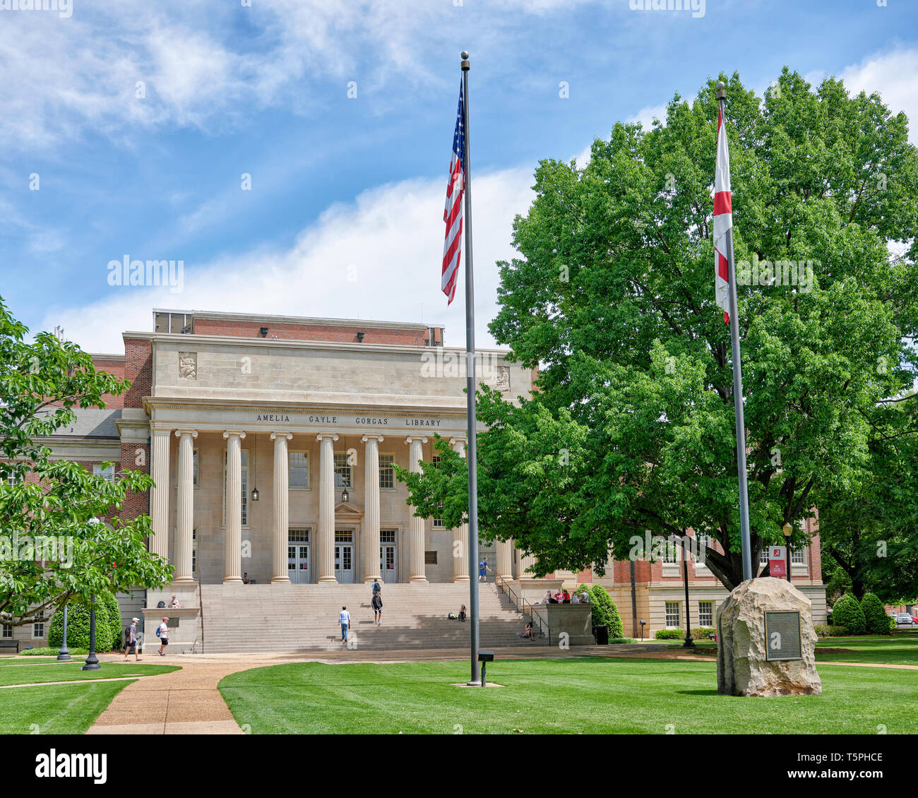 Studenten auf dem Campus, gehen und sprechen und hängen vor der Amelia Gayle Gorgas Library an der Universität von Alabama, Tuscaloosa, AL, USA. Stockfoto