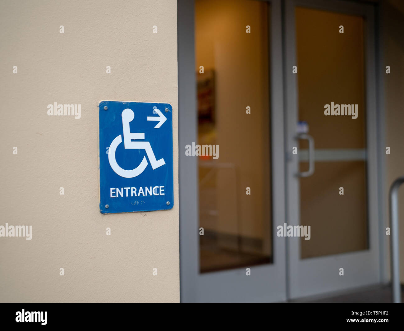 Handicap eingang -Fotos und -Bildmaterial in hoher Auflösung – Alamy
