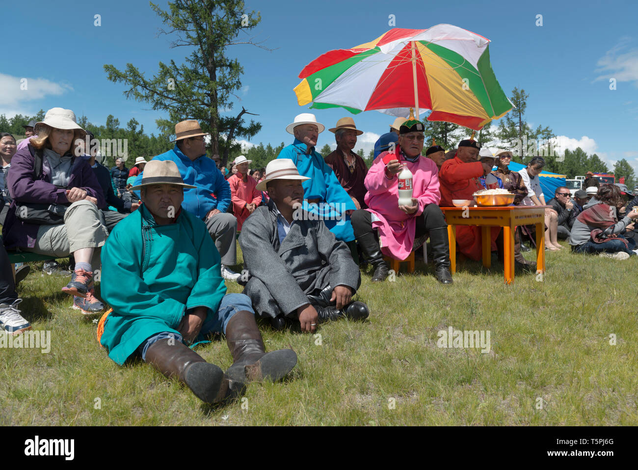 Naadam Festival in Khatgal, Mongolei. Zuschauer und Jury für einen wrestling Wettbewerb Stockfoto