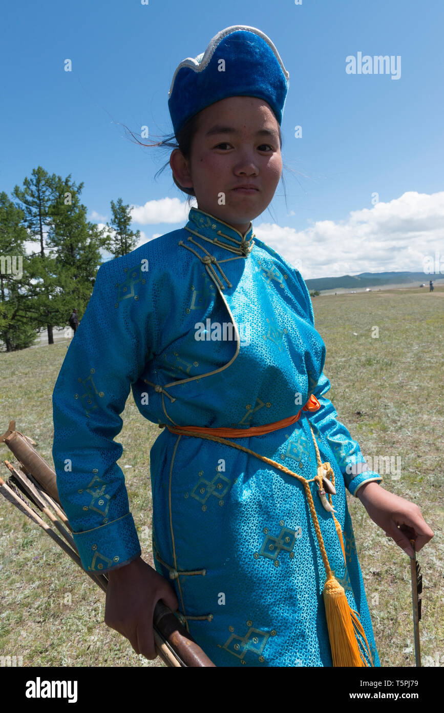 Naadam Festival in Khatgal, Mongolei. Junge weibliche Bogenschütze Stockfoto