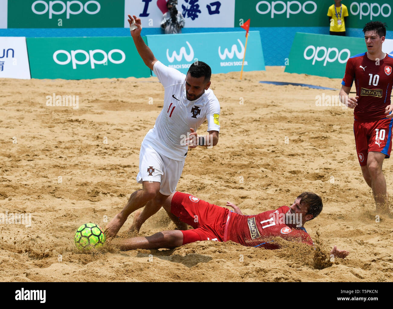 (190426) - HAIKOU, April 26, 2019 (Xinhua) - Leo Martins (L) von Portugal Mias mit Andy KortvElyesi der Tschechischen Republik während der 2019 CFA-Riemen und Road Cup International Beach Soccer Meisterschaft zwischen der Tschechischen Republik und in Portugal in Haikou, South China Hainan Provinz, 26. April 2019. (Xinhua / Yang Guanyu) Stockfoto