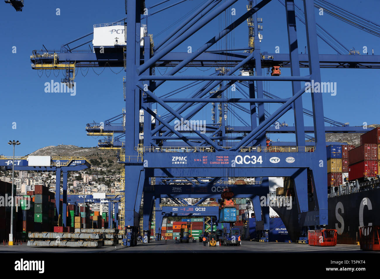 Der Hafen von Piräus. 16 Jan, 2019. Foto auf Jan. 16, 2019 zeigt die Container Terminal im Hafen von Piräus, Griechenland. In 2016, China COSCO VERSAND haben, eine 67-prozentige Beteiligung an der Hafen von Piräus, der dann zu kämpfen. In nur zwei Jahren, Piräus' Leistung hat angestiegen. Behälter Durchsatz von 880.000 TEU im Jahr 2010 auf 4,9 Millionen TEU in 2018 erhöht, Platz zwei unter allen Häfen des Mittelmeeres. Credit: Marios Lolos/Xinhua/Alamy leben Nachrichten Stockfoto