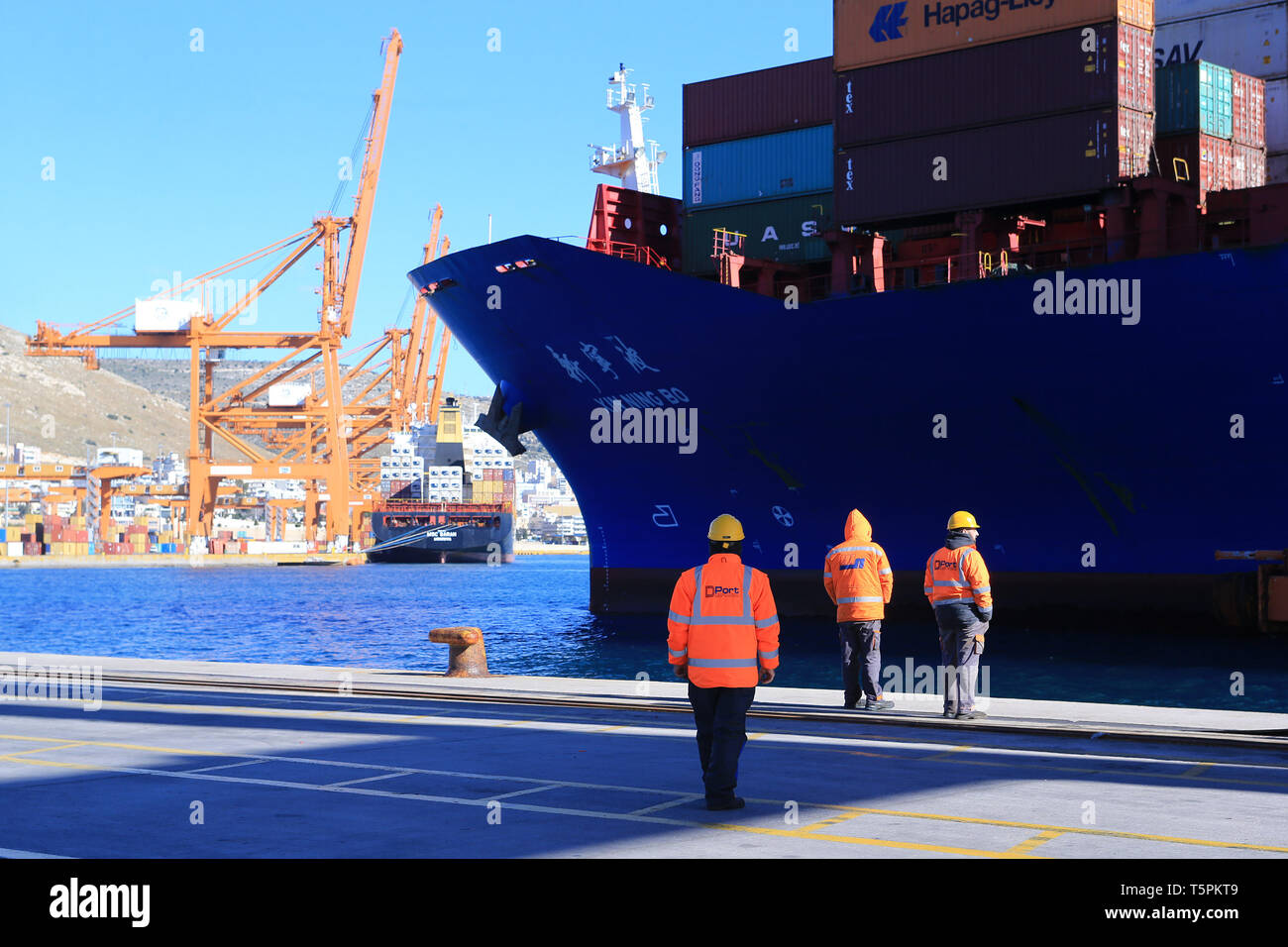 Der Hafen von Piräus, Griechenland. 16 Jan, 2019. Mitarbeiter bereiten Güter im Container Terminal im Hafen von Piräus, Griechenland, Jan. 16, 2019 zu entladen. In 2016, China COSCO VERSAND haben, eine 67-prozentige Beteiligung an der Hafen von Piräus, der dann zu kämpfen. In nur zwei Jahren, Piräus' Leistung hat angestiegen. Behälter Durchsatz von 880.000 TEU im Jahr 2010 auf 4,9 Millionen TEU in 2018 erhöht, Platz zwei unter allen Häfen des Mittelmeeres. Credit: Marios Lolos/Xinhua/Alamy leben Nachrichten Stockfoto