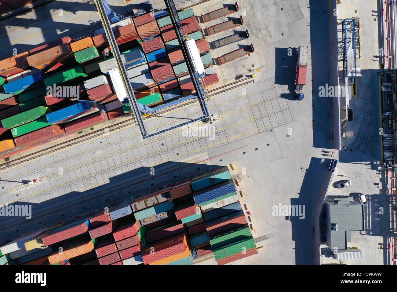 Der Hafen von Piräus. 16 Jan, 2019. Luftaufnahme auf Jan. 16, 2019 zeigt den Hafen von Piräus, Griechenland. In 2016, China COSCO VERSAND haben, eine 67-prozentige Beteiligung an der Hafen von Piräus, der dann zu kämpfen. In nur zwei Jahren, Piräus' Leistung hat angestiegen. Behälter Durchsatz von 880.000 TEU im Jahr 2010 auf 4,9 Millionen TEU in 2018 erhöht, Platz zwei unter allen Häfen des Mittelmeeres. Credit: Wu Lu/Xinhua/Alamy leben Nachrichten Stockfoto