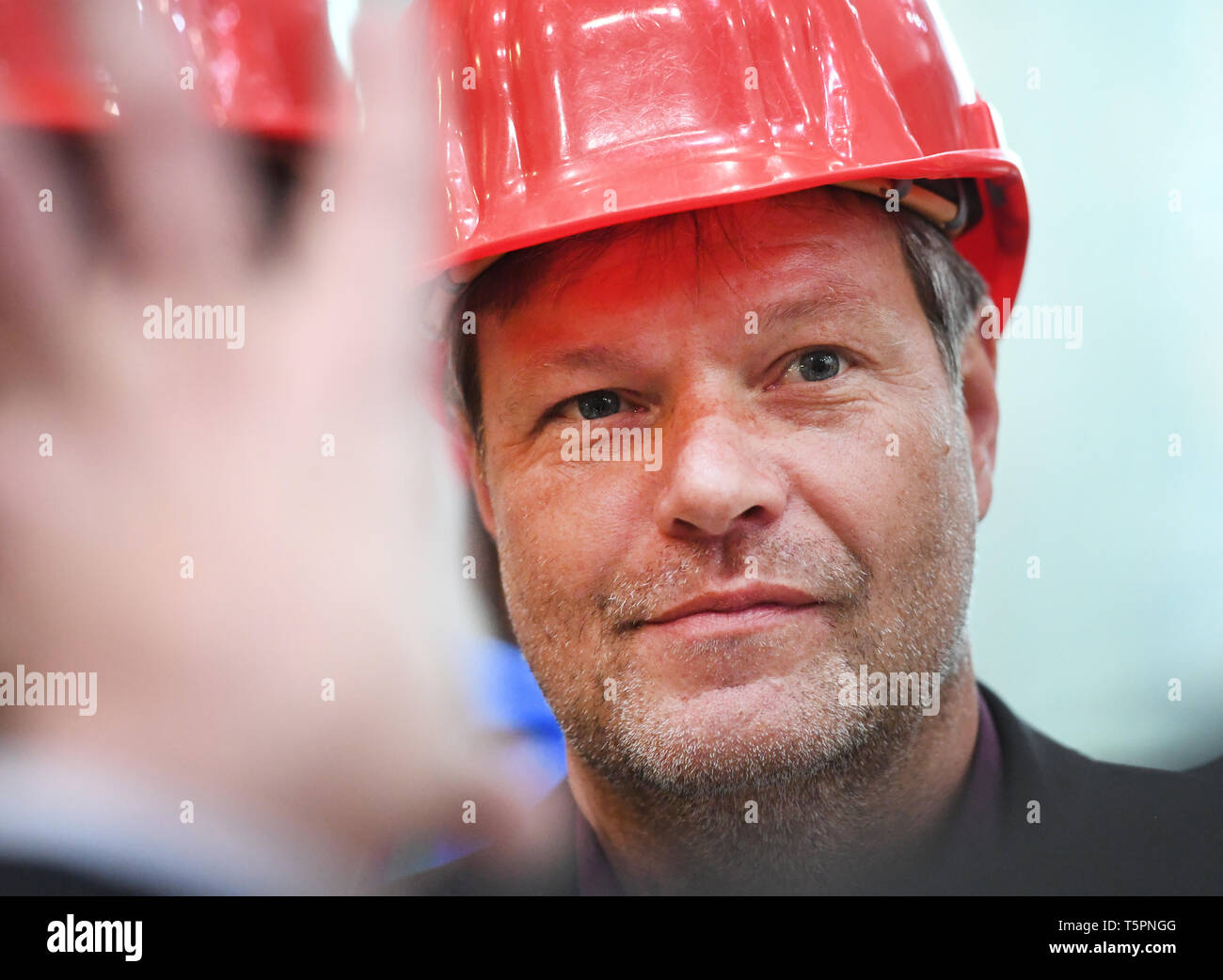 Greifswald, Deutschland. 26 Apr, 2019. Robert Habeck, Bundesvorsitzende von Bündnis 90/Die Grünen sterben, besucht die Kernfusionsforschung facility" Wendelstein 7-X" am Jahrestag der Katastrophe von Tschernobyl. Das Institut mit den fusionsreaktor "Wendelstein 7-X' konzentriert sich auf die Kernfusion als Möglichkeit der Energiegewinnung. Quelle: Stefan Sauer/dpa-Zentralbild/dpa/Alamy leben Nachrichten Stockfoto