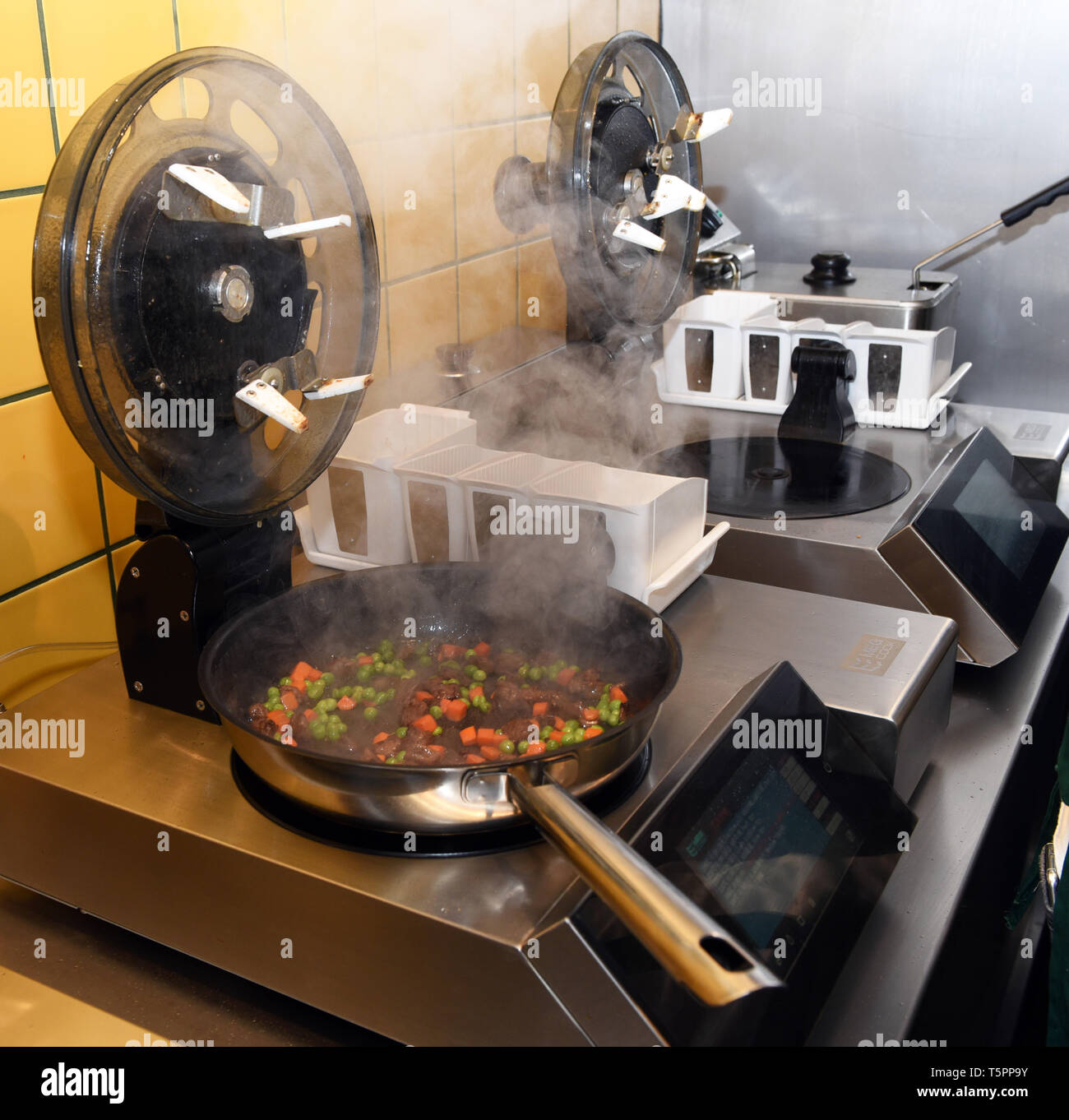 Düsseldorf, Deutschland. 26 Apr, 2019. Kochen Roboter stehen im China Snack  Bar'Ai Wok'. Diejenigen, die hier Essen nicht sehen, ein Koch, weil hier  vier Roboter kochen für die Gäste. Innerhalb von ein