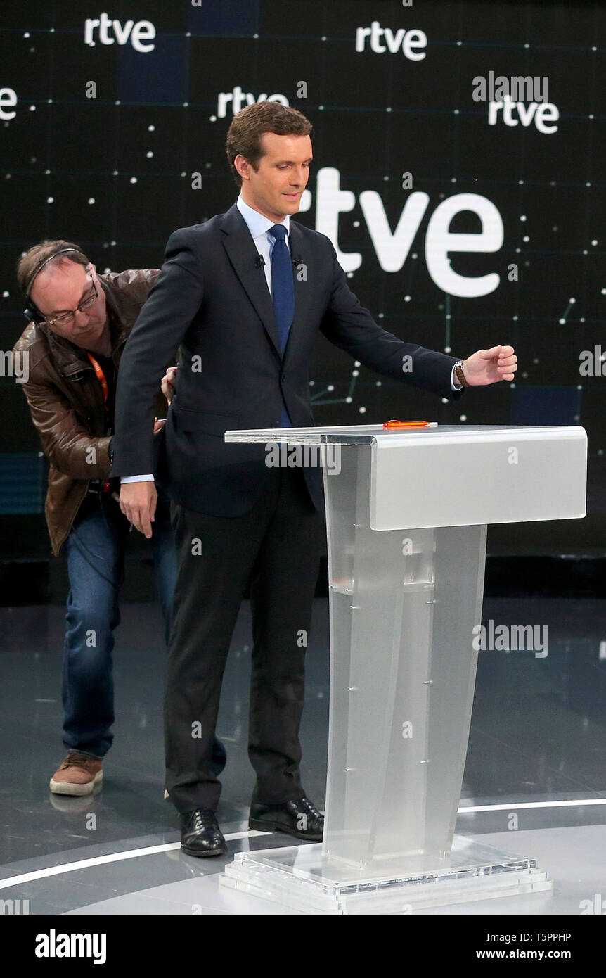 Madrid, Spanien. 22 Apr, 2019. Pablo Casado der konservativen Partei PP wird vor Beginn der ersten TV-Debatte vor den Parlamentswahlen am 28. April. Credit: Cezaro De Luca/dpa/Alamy leben Nachrichten Stockfoto