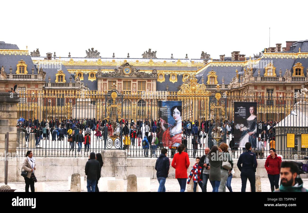 Paris, Paris. 25 Apr, 2019. Besucher sind am Schloss Versailles, westlich von Paris, April 25, 2019 gesehen. Das Schloss Versailles, einem der beliebtesten historischen Sehenswürdigkeiten für Touristen in Frankreich, ist berühmt für seine Gebäude und Garten Design, sowie die Vertretung der französischen Kultur- und königlichen Geschichte. Credit: Gao Jing/Xinhua/Alamy leben Nachrichten Stockfoto