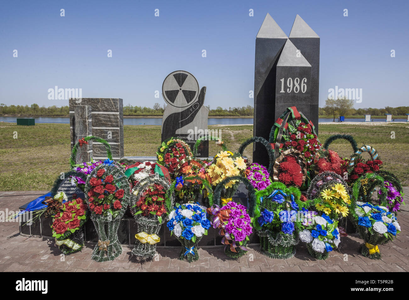 Mazyr, Gomel, Belarus. 26 Apr, 2019. Kränze in der Tschernobyl Memorial in Naroulia, Belarus, während der Feierlichkeiten zum 33. Jahrestag der Katastrophe. Im Jahr 1986 erlebte die Stadt Schwere des radioaktiven Niederschlags von Tschernobyl und es ist an der Grenze von Polesien Zustand Radioecological finden und Prypjat River entfernt. Credit: Celestino Arce Lavin/ZUMA Draht/Alamy leben Nachrichten Stockfoto