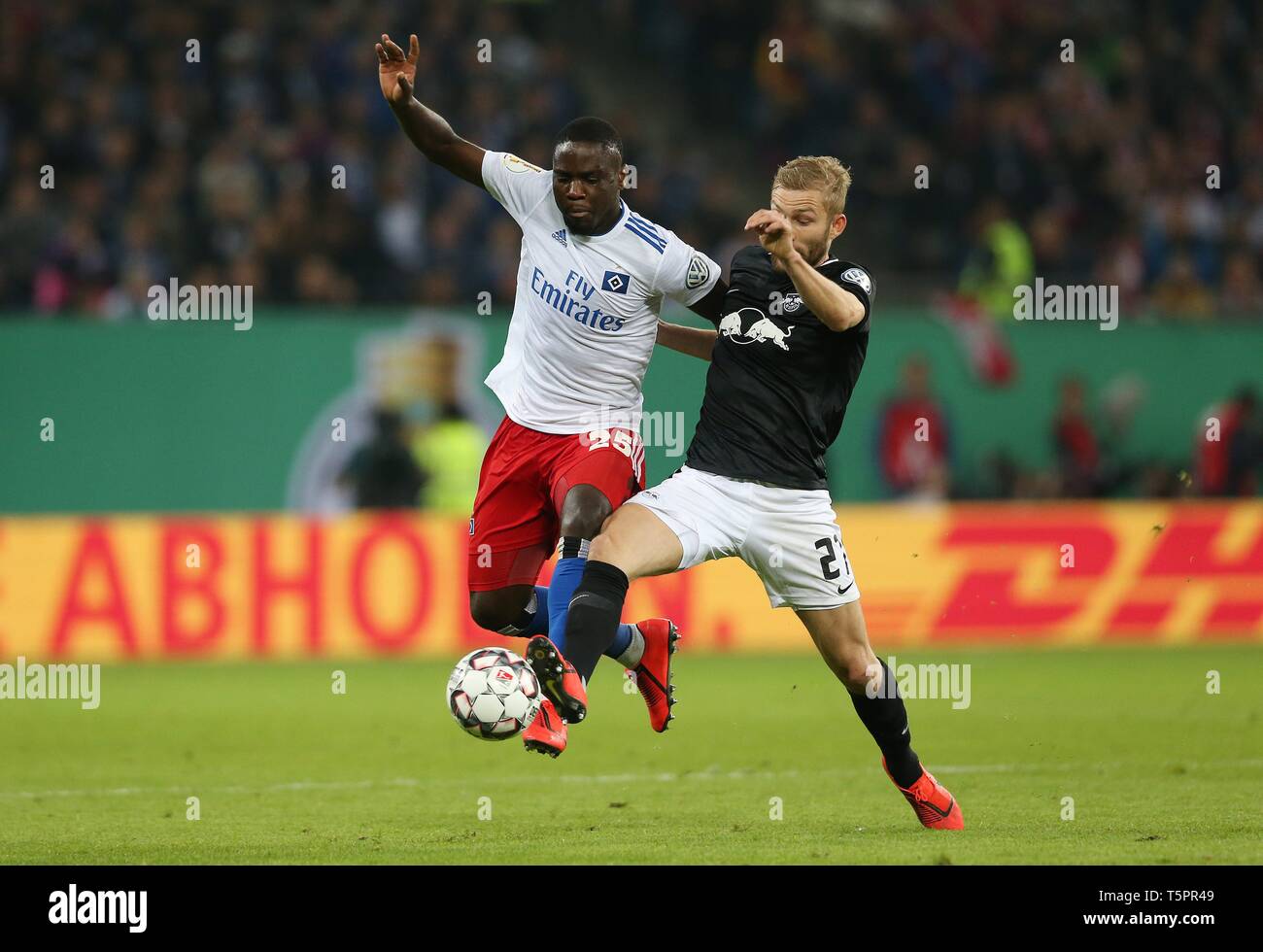 Hamburg, Deutschland. 23 Apr, 2019. firo: 23.04.2019, Fußball, 1.Bundesliga, Saison 2018/2019, DFB-Pokal, Halbfinale, HSV Hamburg Hamburg, HSV Hamburg Hamburg Hamburg, Hamburg - RB Leipzig 1:3, Mangala versus LAIMER, Leipzig | Verwendung der weltweiten Kredit: dpa/Alamy leben Nachrichten Stockfoto