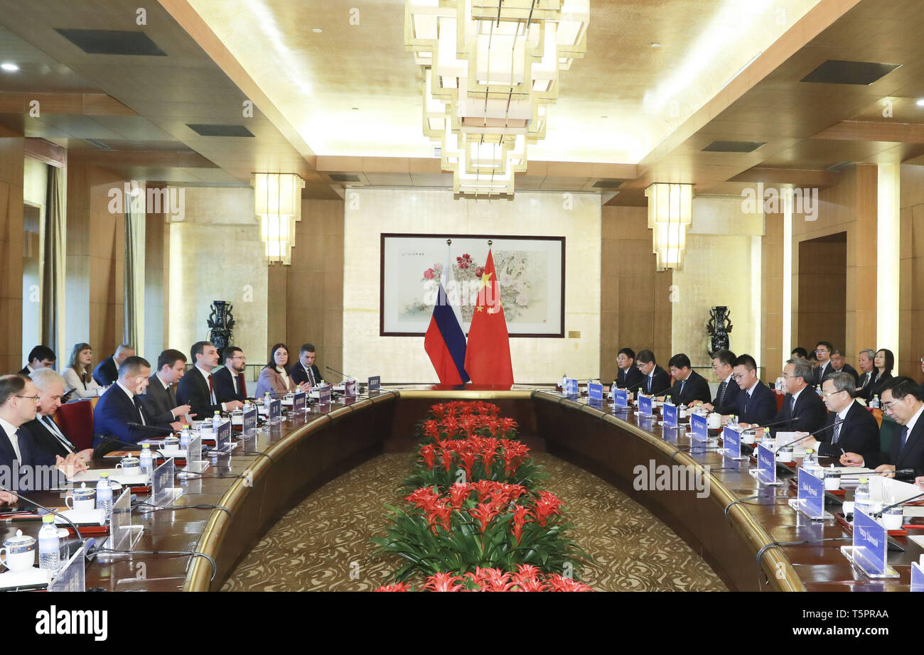 Peking, China. 26 Apr, 2019. Chinesischen Vizepremier Hu Chunhua trifft sich mit dem stellvertretenden russischen Premierminister und dem Präsidenten der Fernöstlichen föderalen Bezirk Russlands Juri Trutnev, die Teilnahme an der zweiten Riemen und Straße Forum für internationale Zusammenarbeit, ist in Peking, der Hauptstadt von China, 26. April 2019. Hu und Trutnev nahmen auch an einer Sitzung der Regierungskommission für die Zusammenarbeit der Nordosten China und dem Fernen Osten und Baikal Region Russlands. Credit: Ding Lin/Xinhua/Alamy leben Nachrichten Stockfoto