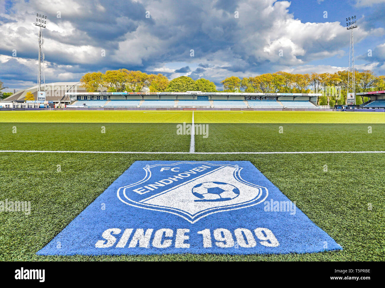 EINDHOVEN, 26-04-2019, Niederländisch Keuken Kampioen Divisie, Jan Louwers Stadion, Saison 2018 / 2019. Stadion Übersicht vor dem Spiel Eindhoven - Jong AZ. Stockfoto